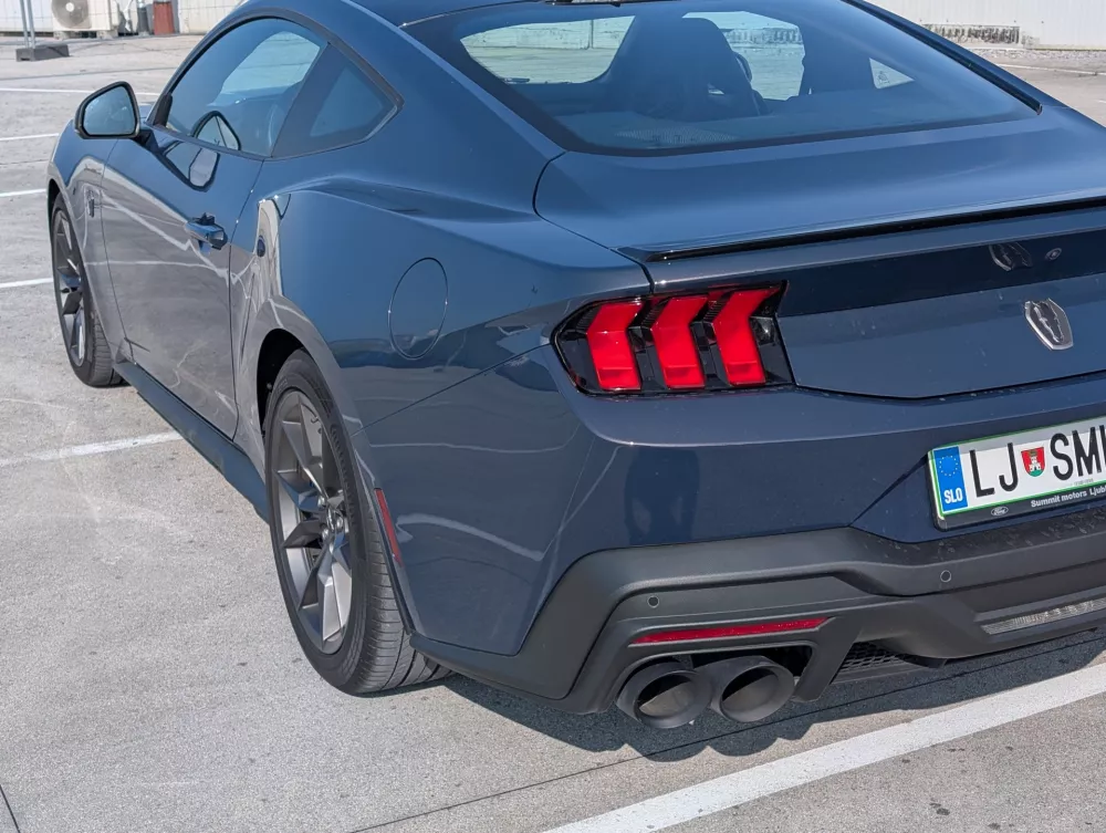 Ford mustang dark horse
