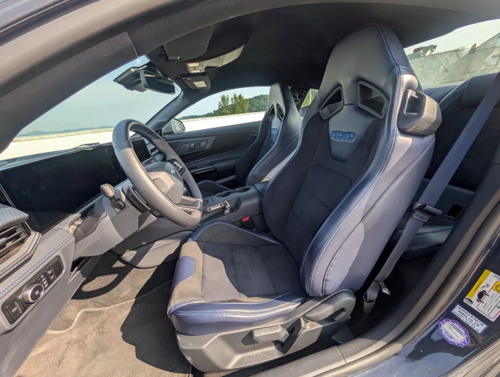 Ford mustang dark horse