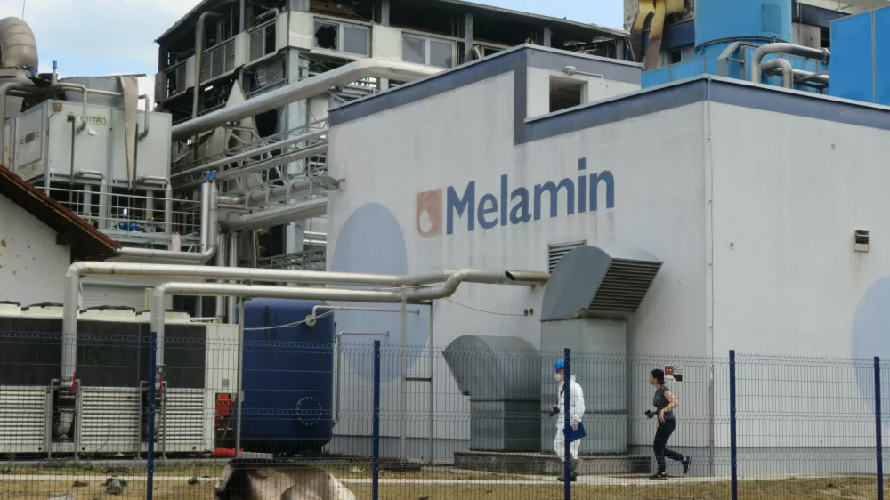 Melamin dan po eksploziji. Po dvorišču so še vedno ležali veliki kosi pločevine, ki jih je razmetalo naokrog. F Dragana Stanković