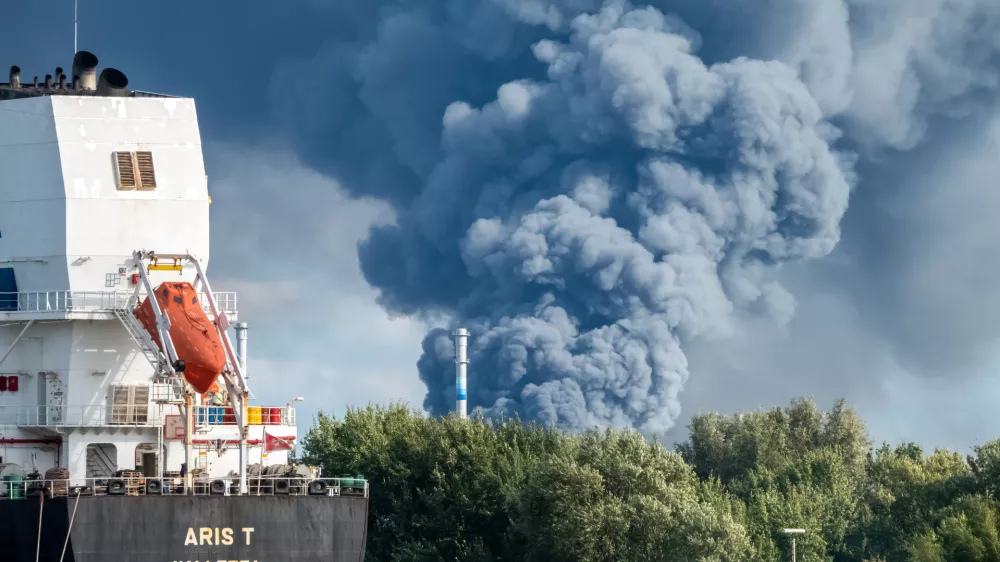 25 August 2025, Hamburg: Thick smoke can be seen from a major fire in Hamburg. A fire has broken out in a warehouse in the Port of Hamburg, causing a major motorway nearby to be closed. Photo: Bodo Marks/dpa