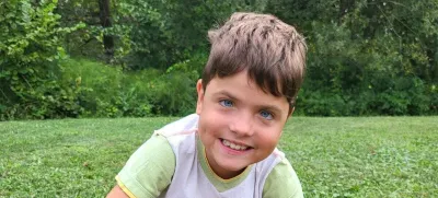 Osemletni Matic se po vrnitvi s Floride veseli začetka šole