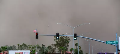 25 August 2025, US, Mesa: Vehicles move through heavy dust and low visibility during a monsoon storm in the Phoenix metropolitan area in Mesa. The National Weather Service said the storm brought strong winds, thunderstorms and low visibility. Photo: Eduardo Barraza/ZUMA Press Wire/dpa