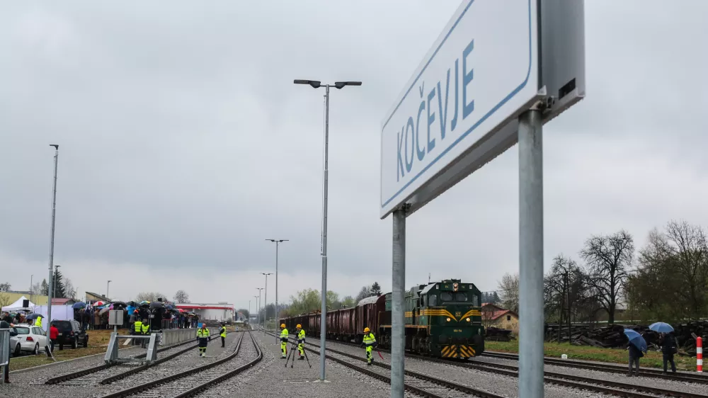 ﻿- Železniška postaja Kočevje - 12.04.2019 – Slovenske železnice (SŽ) – Kočevska železniška proga – zapeljal prvi tovorni vlak po obnovljenem železniškem odseku od Ribnice do Kočevja //FOTO: Bojan Velikonja