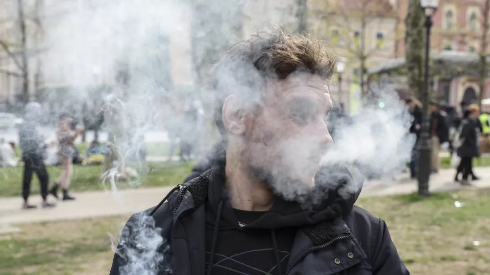 - simbolična fotografija: joint – konoplja – marihuana –  - 20.04.2023 – Kongresni trg - tradicionalni Marihuana marš 2023 v organizaciji Študentske organizacije Univerze v Ljubljani - //FOTO: Jaka Gasar