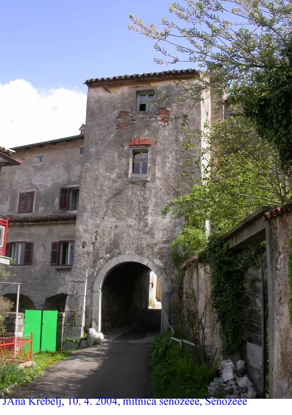 Mitnica Senožeče, propadajoč objekt / Foto: Jana Krebelj