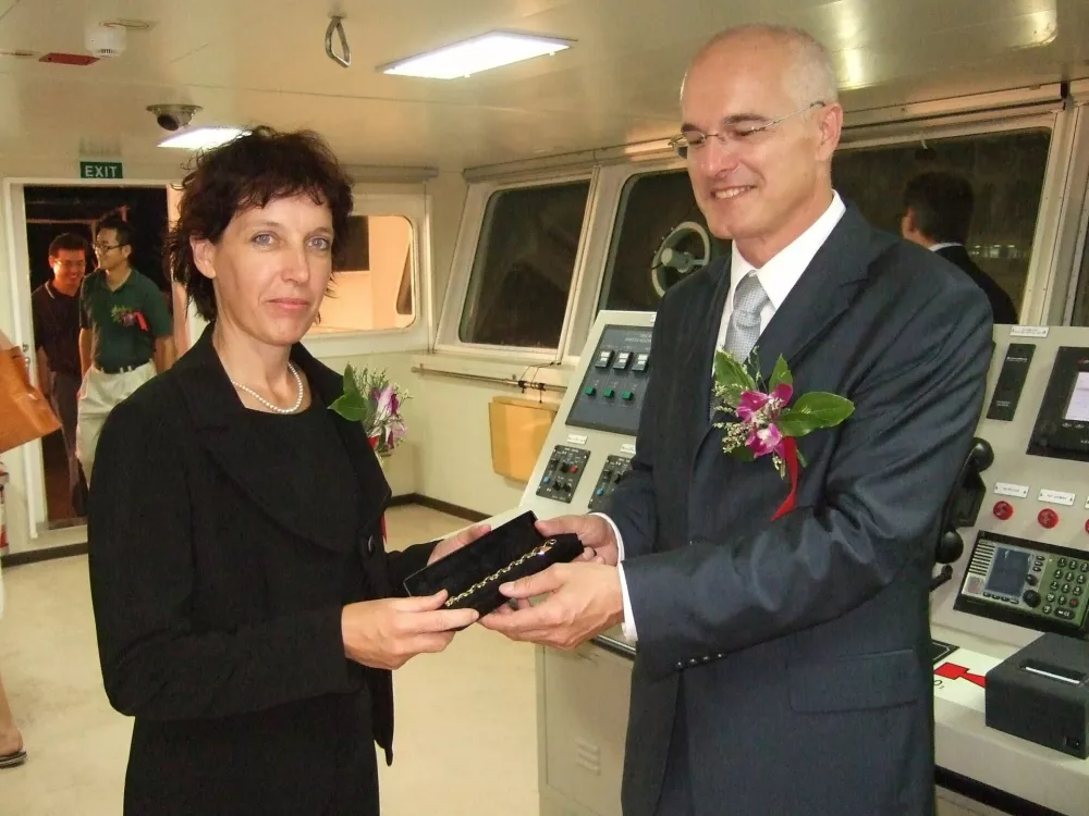 Dr. Elen Twrdy, botra ladje Nova Gorica, in Egon Bandelj, predsednik uprave Splošna plovba, Kitajska, leto 2010 / Foto: Katja Gleščič 