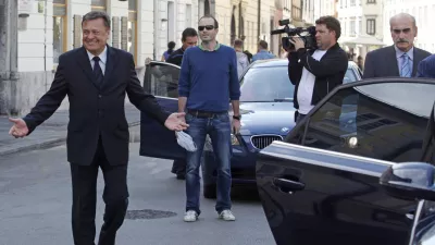 - ljubljanski župan Zoran Jankovič - hišna preiskava pri ljubljanskem županu Zoranu Jankoviču v mestni hiši - Mestna občina Ljubljana (MOL) - Mestni trg 1- hišne preiskave pri ljubljanskem županu Zoranu Jankoviču in najožjim sodelavcem zaradi suma več kaznivih dejanj s področja gospodarske kriminalitete in korupcije//FOTO: Luka Cjuha