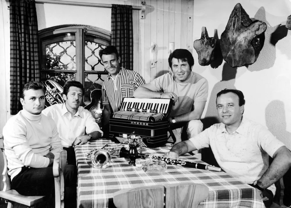 Štirje kovači leta 1974, s harmoniko je Franc Stegovec / Foto: Foto Anka      