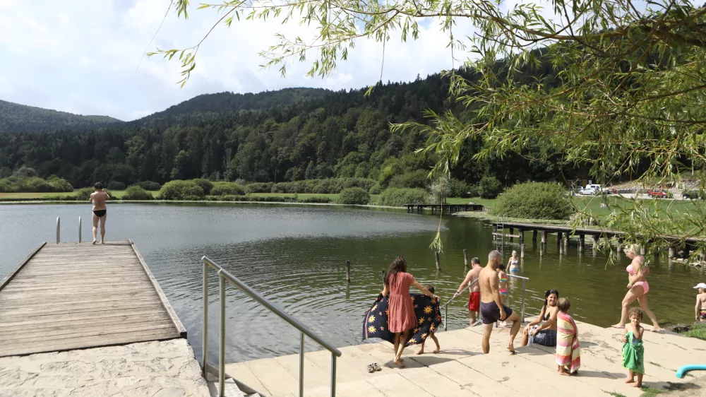 21.07.2025 Podpeško jezero - kopanje v naravnih vodah - naravne vode - Foto: Luka Cjuha