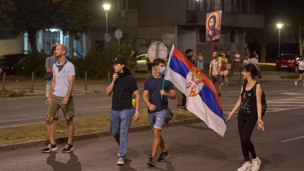 16 August 2025, Serbia, BelgradeProtesters carry a Serbian flag in the street. during an anti-government protest in Belgrade. Demonstrators clashed with riot police in Belgrade as tear gas was used during days of anti-government protests. PhotoMarko Dimic/ZUMA Press Wire/dpa