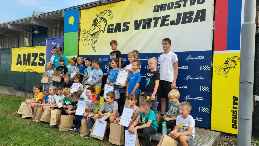 Vsi udeleženci dobijo priznanje za udeležbo in nekaj darilc, ki jih zagotovijo podporniki motošportnih dni, ob tem pa tudi fotografije svoje vožnje pri vsaki panogi. / Foto: Amzs