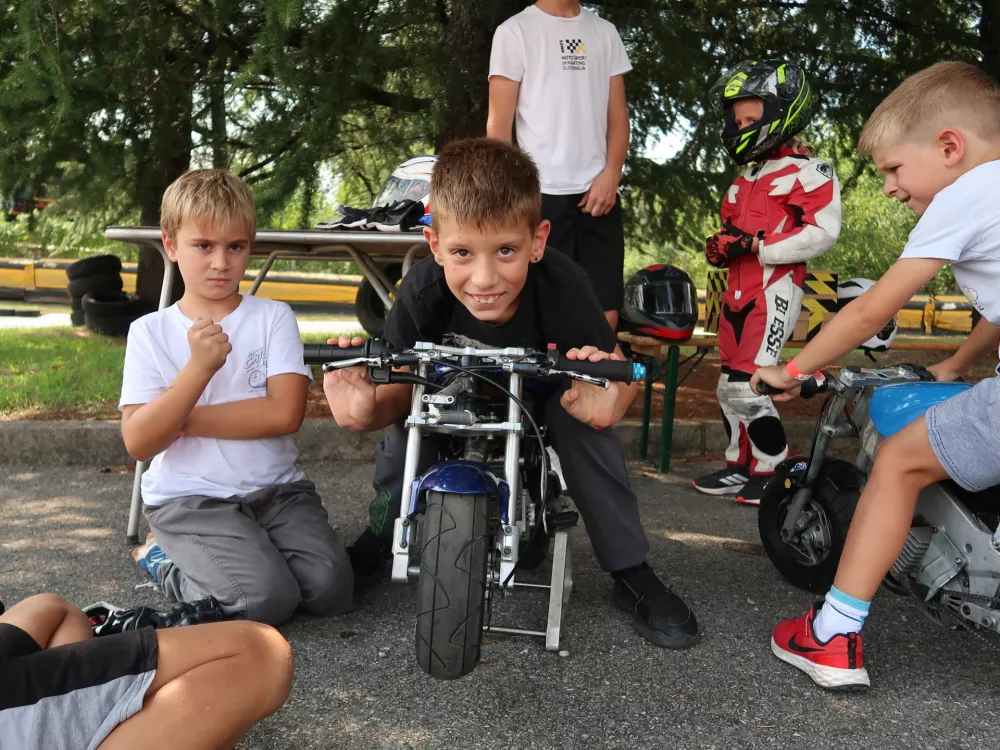 Črt Stupar je bil navdušen nad zvoki, ki so jih spuščali miniaturni motorji, in čeprav mu je bilo v motoristični obleki vroče, je vedel, zakaj je neizbežna. / Foto: Nataša Bucik Ozebek