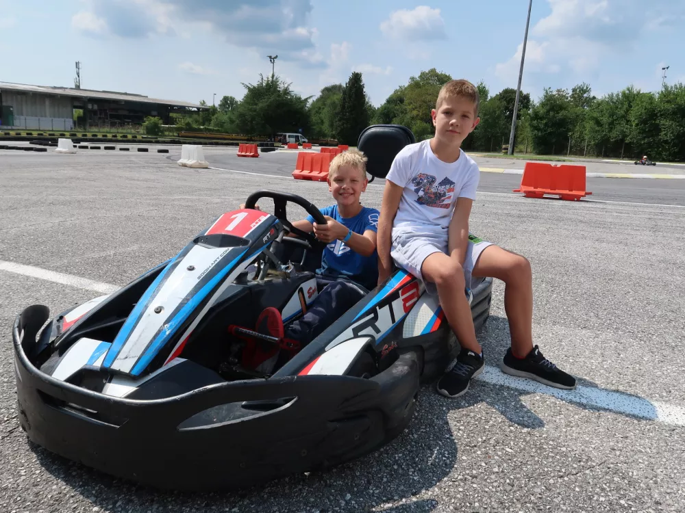 Enej Škof in Matej Knez sta priznala, da je potrebno med vožnjo kar pošteno razmišljati, da uskladita glavo, roke, noge s progo in vozilom. / Foto: Nataša Bucik Ozebek