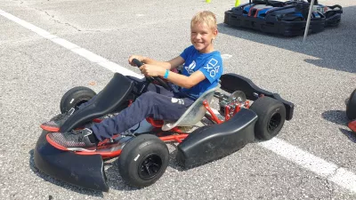 Motošportni dan je namenjen otrokom, starim med pet in osem let oziroma visokim do 130 centimetrov, saj se večji ne bi mogli usesti v gokart, namenjen tej ciljni skupini. / Foto: Amzs