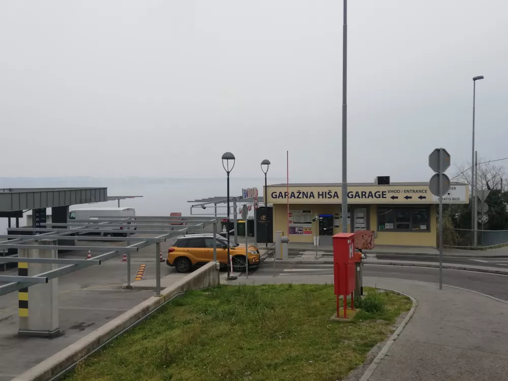 ﻿Piran, Garažna hiša Fornače