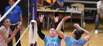 Slovenske odbojkarice (levo Sara Najdič, desno Saša Planinšec) danes čaka dvoboj s Poljsko.