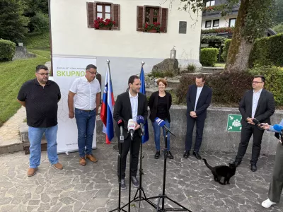 Medvode, pri rojstni hisi Jakoba Aljaza.Uvodna predstavitev ob ustanovitvi politicne stranke Skupnost - Zveza list lokalnih skupnosti.Zupan Hrastnika Matej Funkl.