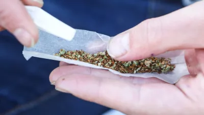 ﻿Zvijanje jointa, marihuana, kajenje marihuane, indijska konoplja- 22.04.2015 - Marihuana marš 2015 - tradicionalni shod proti prohibiciji konoplje in za liberalizacijo zakonskega področja prepovedanih drog v organizaciji Študentske organizacije Univerze v Ljubljani;  //FOTO: Bojan Velikonja