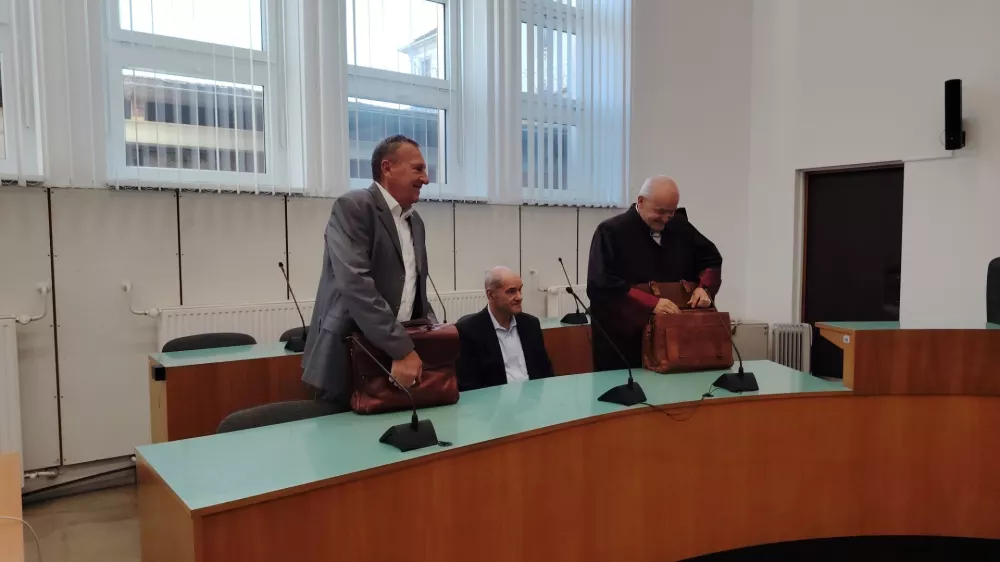 Zloraba sredstev: Kupil zobozdravstveni stol za blaženje stresa zaposlenih