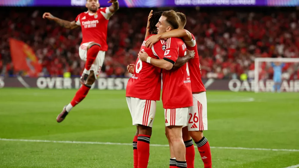 Soccer Football - UEFA Champions League - Play Off - Second Leg - Benfica v Fenerbahce - Estadio da Luz, Lisbon, Portugal - August 27, 2025 Benfica's Kerem Akturkoglu celebrates scoring their first goal with teammates REUTERS/Pedro Nunes