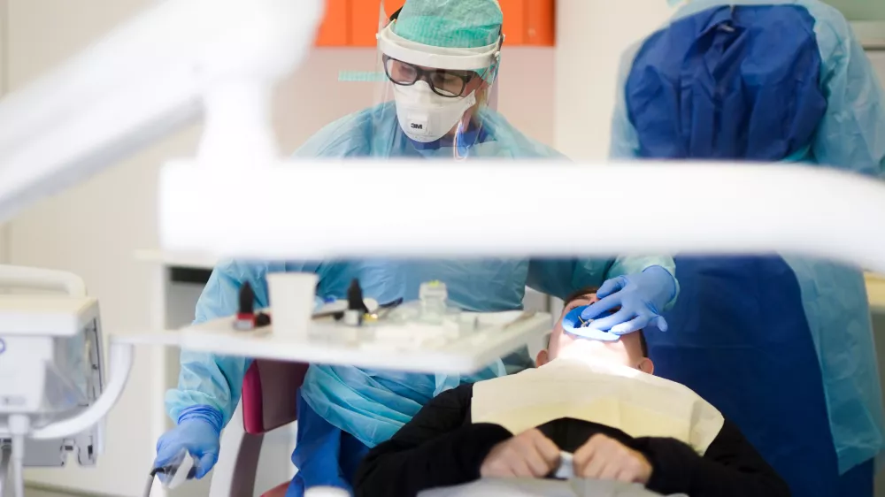 ﻿Ljubljana, Stomatoloska klinika.Delo v zobozdravstveni ambulanti v casu epidemije novega koronavirusa.