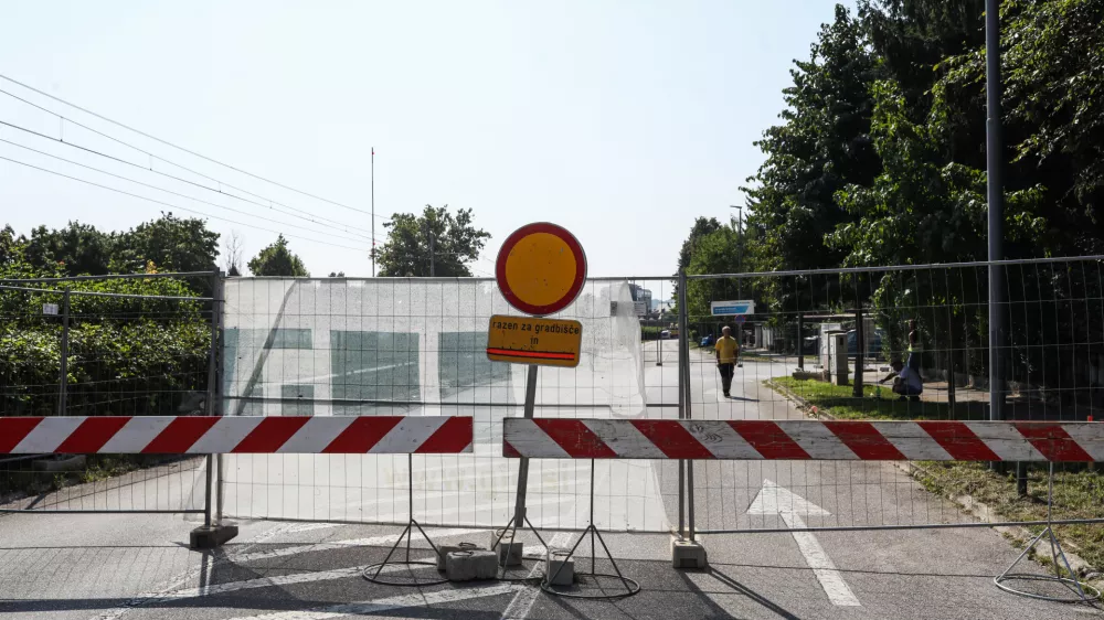  - Zapora Goriške ceste, - 11.08.2025. - Gradbišče novega Atletskega centra Ljubljana obsega gradnjo glavnega atletskega stadiona z atletsko dvorano in skupnimi prostori, pomožnega stadiona s kletno etažo s parkirnimi površinami ter dvorane za mete. Izvajalec del Makro 5 d.o.o.//Foto Bojan Velikonja