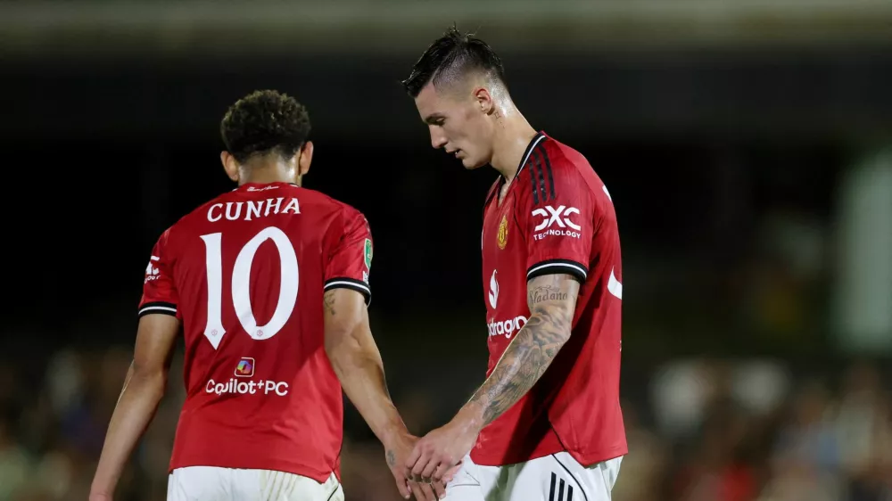 Soccer Football - Carabao Cup - Second Round - Grimsby Town v Manchester United - Blundell Park, Grimsby, Britain - August 27, 2025 Manchester United's Matheus Cunha and Benjamin Sesko Action Images via Reuters/Lee Smith EDITORIAL USE ONLY. NO USE WITH UNAUTHORIZED AUDIO, VIDEO, DATA, FIXTURE LISTS, CLUB/LEAGUE LOGOS OR 'LIVE' SERVICES. ONLINE IN-MATCH USE LIMITED TO 120 IMAGES, NO VIDEO EMULATION. NO USE IN BETTING, GAMES OR SINGLE CLUB/LEAGUE/PLAYER PUBLICATIONS. PLEASE CONTACT YOUR ACCOUNT REPRESENTATIVE FOR FURTHER DETAILS..