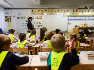 - prvošolčki- Osnovna šola OŠ Vič, Abramova ulica 26 v Ljubljani- rumene rutke - 01.09.2022 - Prvi šolski dan v novem šolskem letu 2022/23 – novo šolsko leto za 194.562 osnovnošolcev med njimi 20.797 prvošolcev in okrog 79.000 dijakov – prvošolci - osnovnošolci - šolstvo //FOTO: Bojan Velikonja