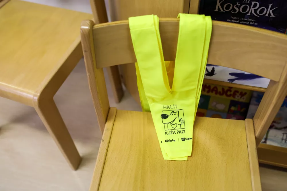 - prvošolčki- Osnovna šola OŠ Vič, Abramova ulica 26 v Ljubljani- rumene rutke - 01.09.2022 - Prvi šolski dan v novem šolskem letu 2022/23 – novo šolsko leto za 194.562 osnovnošolcev med njimi 20.797 prvošolcev in okrog 79.000 dijakov – prvošolci - osnovnošolci - šolstvo //FOTO: Bojan Velikonja