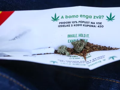 ﻿Zvijanje jointa, marihuana, kajenje marihuane, indijska konoplja- 22.04.2015 - Marihuana marš 2015 - tradicionalni shod proti prohibiciji konoplje in za liberalizacijo zakonskega področja prepovedanih drog v organizaciji Študentske organizacije Univerze v Ljubljani;  //FOTO: Bojan Velikonja