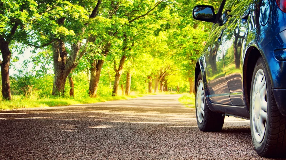 Če bodo temperature še naprej tako visoke, bo priporočljivo avtomobilom kmalu nadeti letne pnevmatike. 