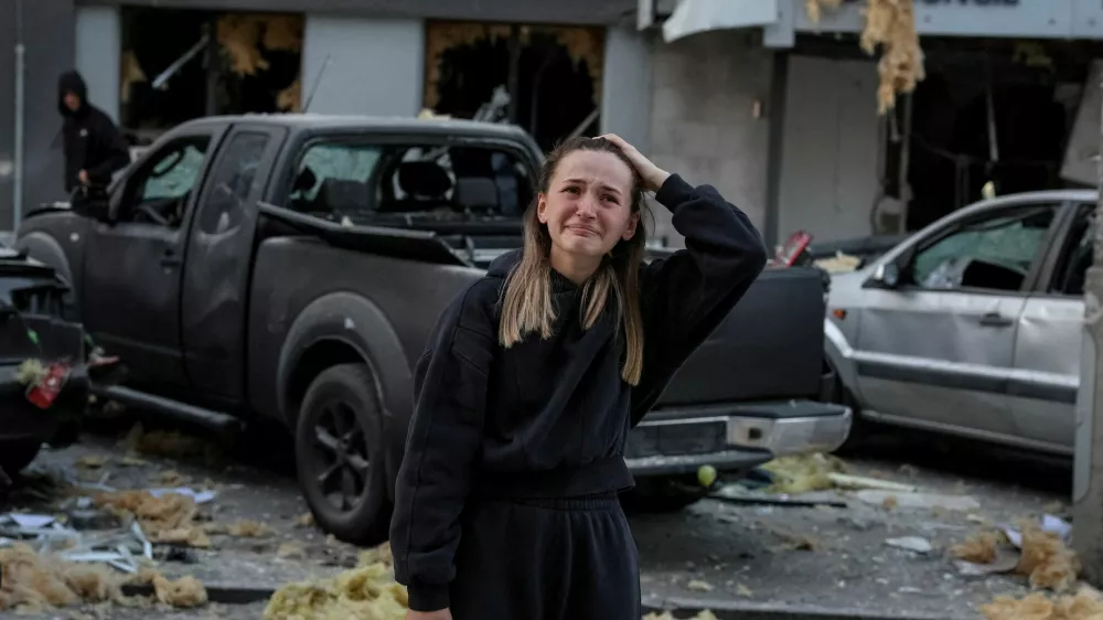 A woman reacts near a building housing the local branch of the British Council, as she stands at the site of an apartment building hit during Russian drone and missile strikes, amid Russia's attack on Ukraine, in Kyiv, Ukraine August 28, 2025. REUTERS/Stringer   TPX IMAGES OF THE DAY