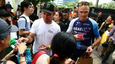 FILE PHOTO: Cycling - Tour de France Singapore Criterium - Media Day - Singapore - November 9, 2024 Astana Qazaqstan Team's Mark Cavendish with Team TDF Legends' Chris Froome as they distribute ice creams to fans during the media day REUTERS/Edgar Su/File Photo