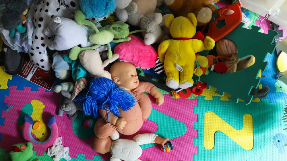 simbolična fotografija, otroške igrače, otroštvo, otroci, zloraba otrok.- 14.12.2022 – Ankaran - Nastanitveni center za ukrajinske begunce Debeli rtič - Begunski otroci iz Ukrajine v Sloveniji – begunci - //FOTO: Bojan VelikonjaOPOMBA: REPORTAŽA ZA NEDELJSKI 2022