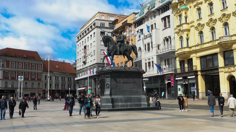 - Trg Bana Jelačiča.- 17.04.2024. - Parlkamentarne volitve na Hrvaškem 2024, ki prvič potekajo sredo, ki je zaradi volitev dela prost dan.//FOTO: Bojan Velikonja
