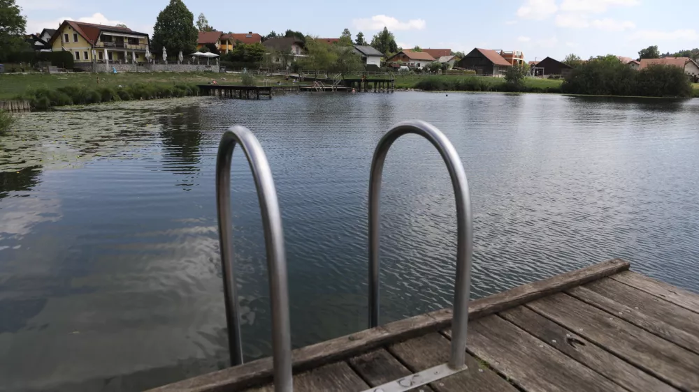 21.07.2025 Podpeško jezero - kopanje v naravnih vodah - naravne vode - Foto: Luka Cjuha