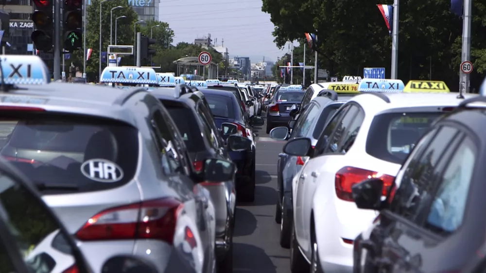 ﻿Taxis block a road in Zagreb, Croatia, Wednesday, June 21, 2017. Hundreds of Croatian taxi drivers have blocked one of the capital's main boulevards with their cars in protest against the Uber services in the country, demanding that the ride-hailing company's application be banned allegedly because it operates illegally since the start of the Uber taxi operation in the country two years ago. (AP Photo/Darko Bandic) / Foto: Darko Bandic