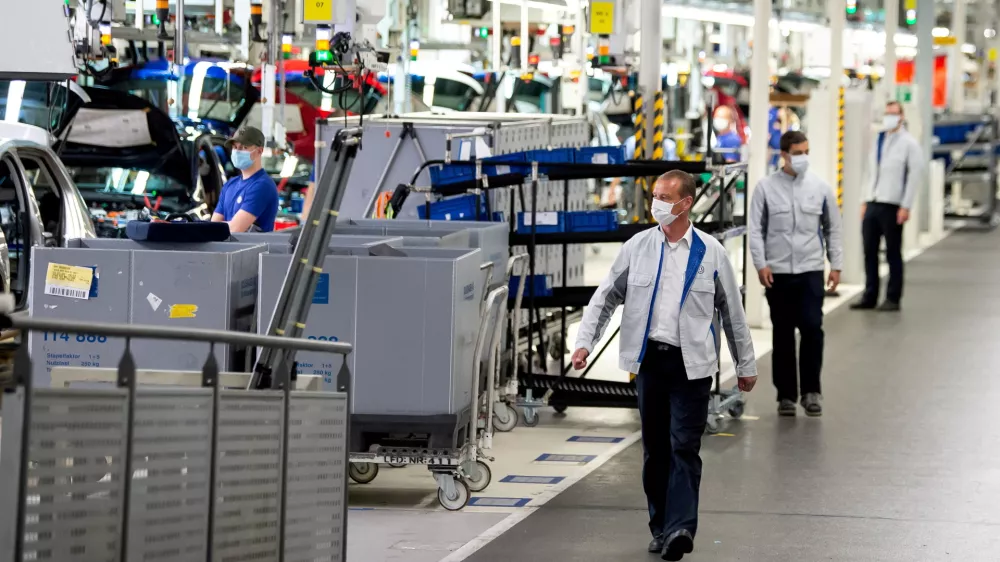 FILE PHOTO: Staff wear protective masks at the Volkswagen assembly line in Wolfsburg, Germany, April 27, 2020. Swen Pfoertner/Pool via REUTERS/File Photo