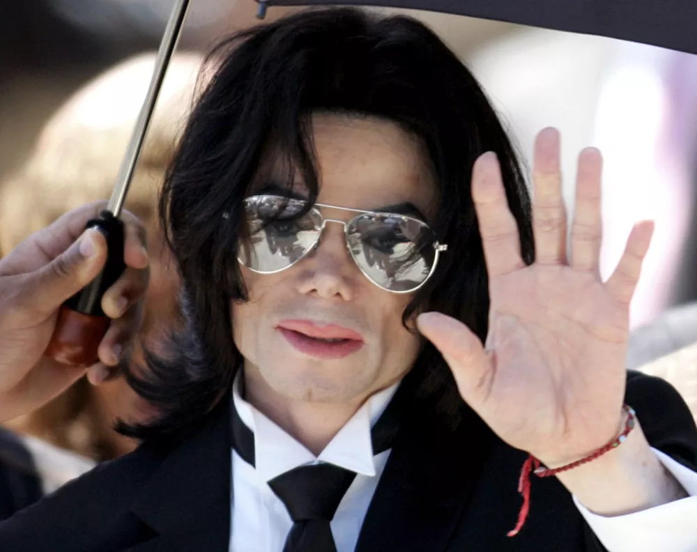 Pop star Michael Jackson waves to supporters as he leaves the Santa Barbara County Courthouse after he was found not guilty in Santa Maria, California in this June 13, 2005 file photo. Jackson died from a lethal dose of the powerful anesthetic propofol given in a cocktail of drugs, leading authorities to suspect his doctor of manslaughter, court documents showed on August 24, 2009. REUTERS/Gene Blevins/Files (UNITED STATES ENTERTAINMENT SOCIETY)