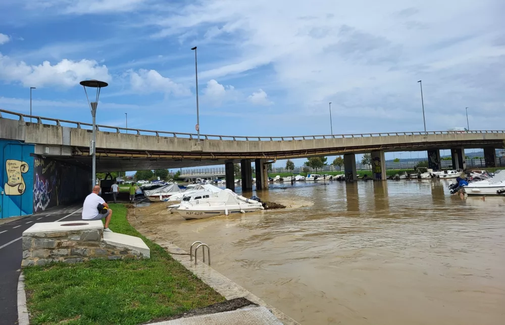 Lastniki čolnov, privezanih na izlivu reke Badaševice v Kopru, zaskrbljeni spremljajo naraščanje reke, ki s sabo prinaša naplavine.