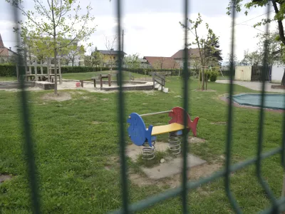 Vrtec Črnuče, igrala, igrišče, otroško igrišče   - Splošna stavka dela javnega sektorja 2012 zaradi varčevalnih ukrepov vlade - sodelovalo med 80.000 in 90.000 javnih uslužbencev v dejavnostih šolstva, vzgoje, zdravstva, socialnega varstva, policije in veterine. protest - javni uslužbenci  //FOTO: Tomaž Zajelšnik