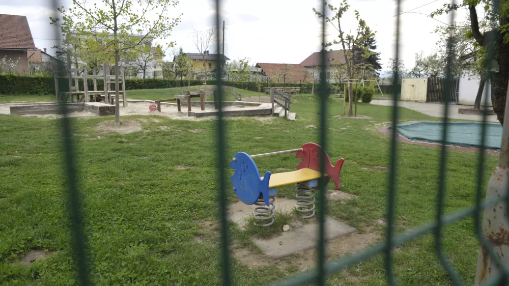 Vrtec Črnuče, igrala, igrišče, otroško igrišče   - Splošna stavka dela javnega sektorja 2012 zaradi varčevalnih ukrepov vlade - sodelovalo med 80.000 in 90.000 javnih uslužbencev v dejavnostih šolstva, vzgoje, zdravstva, socialnega varstva, policije in veterine. protest - javni uslužbenci  //FOTO: Tomaž Zajelšnik