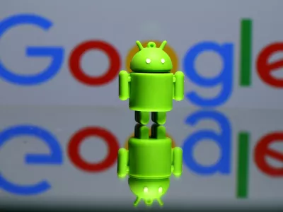 ﻿FILE PHOTO - A 3D printed Android mascot Bugdroid is seen in front of a Google logo in this illustration taken July 9, 2017. Picture taken July 9, 2017. REUTERS/Dado Ruvic/Illustration/r/File Photo