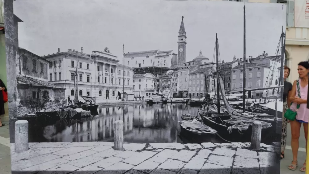 Razstavljena fotografija, ki kaže podobo do leta 1894, ko je na mestu današnjega Tartinijevega trga stal mandrač. F Vesna Levičnik