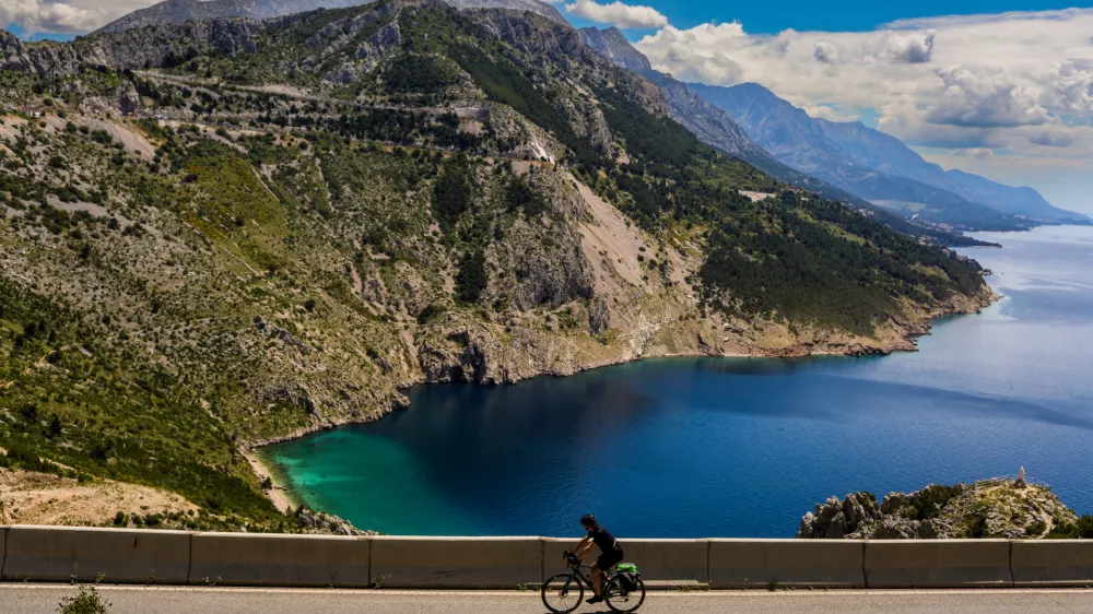 - Na poti iz Splita proti Makarski.- Cesta nad plažo Vruja pri vasi Dubci.- Makarska riviera.- Hrvaška- 27.05.2025. - Reportaža o Jadranski magistrali ob 60. obletnici izgradnje in 70. obletnici začetka gradnje.- Jadranska magistrala, cesta, hrvaška obala.OPOMBA: ZA OBJAVO V OBJEKTIVU!//FOTO: Bojan Velikonja / Foto: Bojan Velikonja