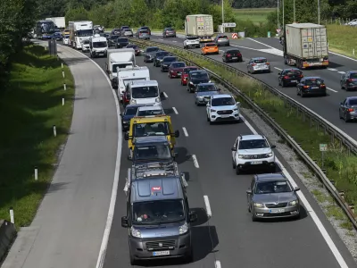 Gneča - simbolična fotografijaDARSavtocestacestazastojiprometrazcep Kozarjesmer Brezovicazastojgneča na cestah22.08.2025 - Gneča na avtocesti pri razcepu KozarjeFoto: Nik Erik Neubauer 