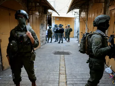 Israeli troops stand guard during a weekly settlers' tour in Hebron, in the Israeli-occupied West Bank, August 30, 2025. REUTERS/Mussa Qawasma