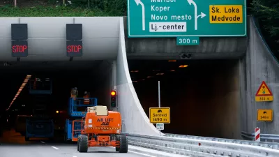 Ljubljana, predor Sentvid. V delu sentviskega predora je ponoci odpadel omet. Foto: Domen Groegl/STA