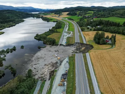 A drone view of the damage to the E6 road and train tracks after a landslide, at Nesvatnet, near Levanger, Norway, August 30, 2025. The slide swept away a person and a car. NTB/Ole Martin Wold via REUTERS  ATTENTION EDITORS - THIS IMAGE WAS PROVIDED BY A THIRD PARTY. NORWAY OUT. NO COMMERCIAL OR EDITORIAL SALES IN NORWAY. TPX IMAGES OF THE DAY. / Foto: Ole Martin Wold