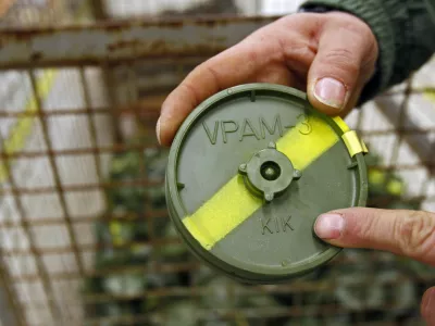 deaktiviranje mine - protipehotna antimagnetna mina VPAM3 - razstavljanje - 25.11.2013 - Voja&scaron;ko skladi&scaron;če orožja Podstrmec pri Borovnici - vzdrževanje streliva, minsko-eksplozivnih sredstev in raket - voja&scaron;ka enota za vzdrževanje orožja SV - Slovenska vojska - projekt uničevanje nevarnih eksplozivnih sredstev iz tovarne KIK Kamnik - pirotehniki //FOTO: Tomaž Skale